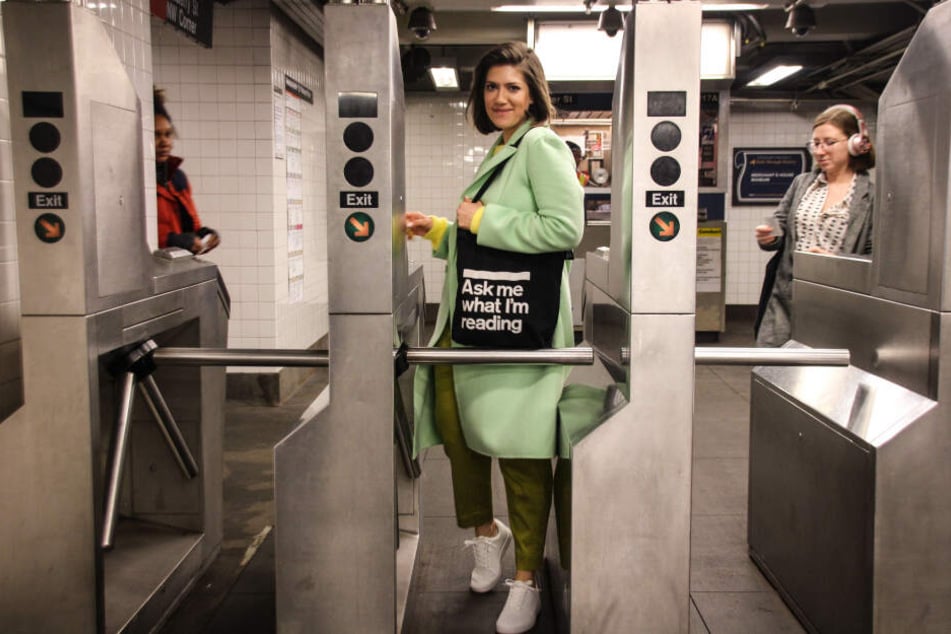 Uli Beutter Cohen portraitiert U-Bahn-Leser.