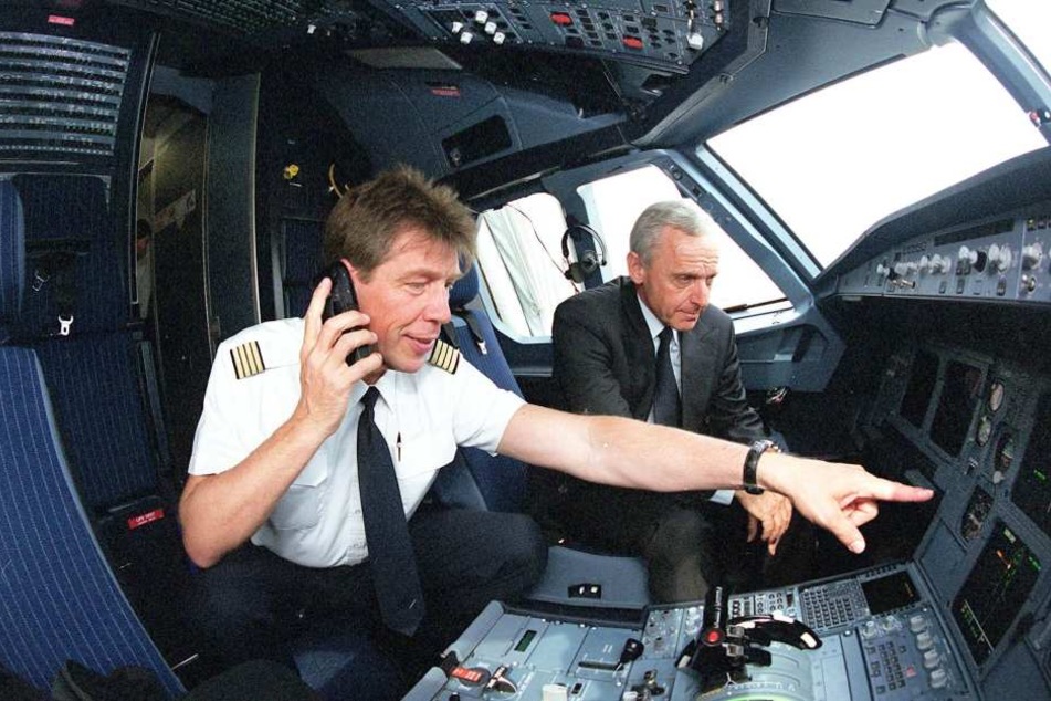 Auch Ex-OB Peter Seifert (SPD) durfte schon im Cockpit des Airbus sitzen.