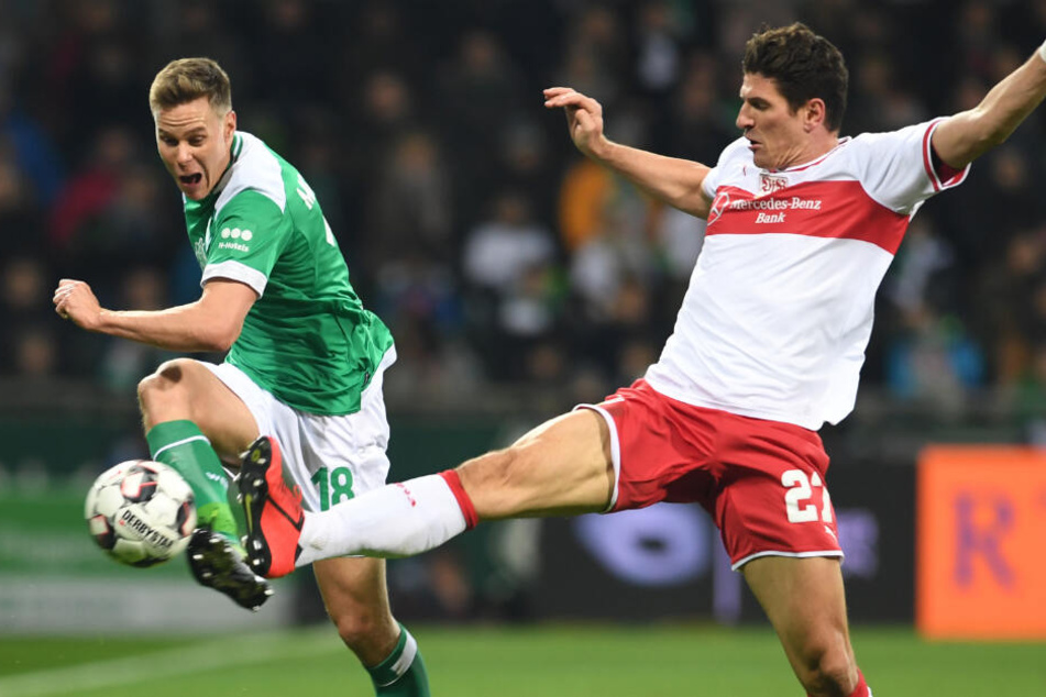 Werders Niklas Moisander (l.) im Zweikampf mit VfB-Star Mario Gomez (r.).