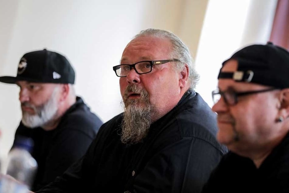 Mitglieder der Hells Angels MC Nomads, Dirk Fähnrich (l-r), Andre Sommer und Django geben in Berlin eine Pressekonferenz zu der bevorstehende Demonstration.