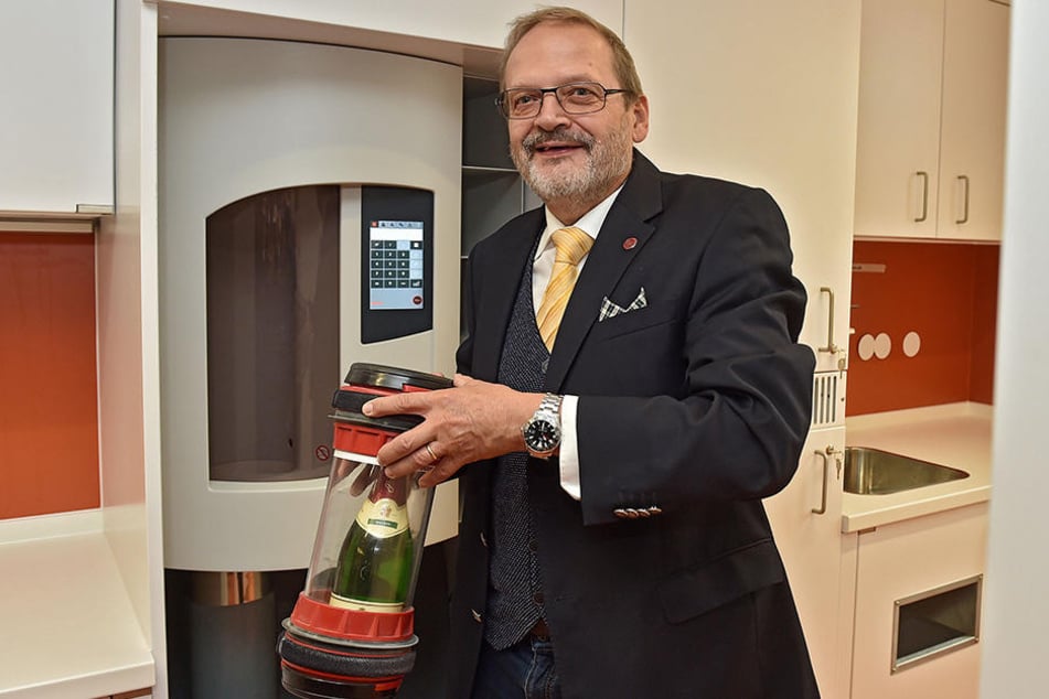 Wilfried Winzer (66) hat die Anlage getestet. In die erste Patrone durfte zur Einweihung ausnahmsweise eine Flasche Sekt.