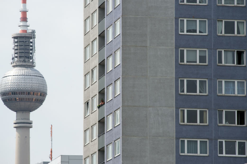 Der Fernsehturm ist hinter einem Wohnblock in Berlin-Mitte zu sehen. (Archivbild)