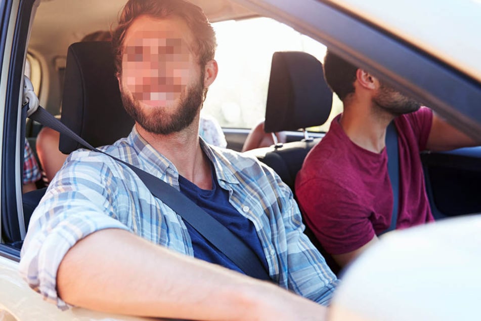 Der Beifahrer griff nach der jungen Frau und wollte sie zum Mitfahren überreden. (Symbolbild)