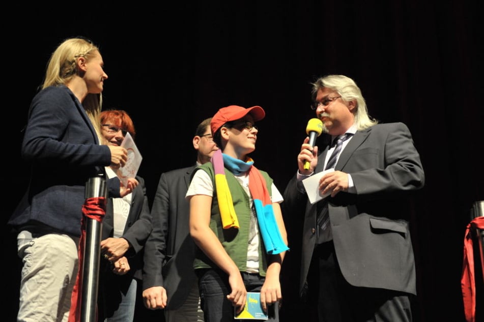 Singa Gätgens mit Schlingel-Maskottchen Sven Leuoth und Geschäftsführer Michael Harbauer.