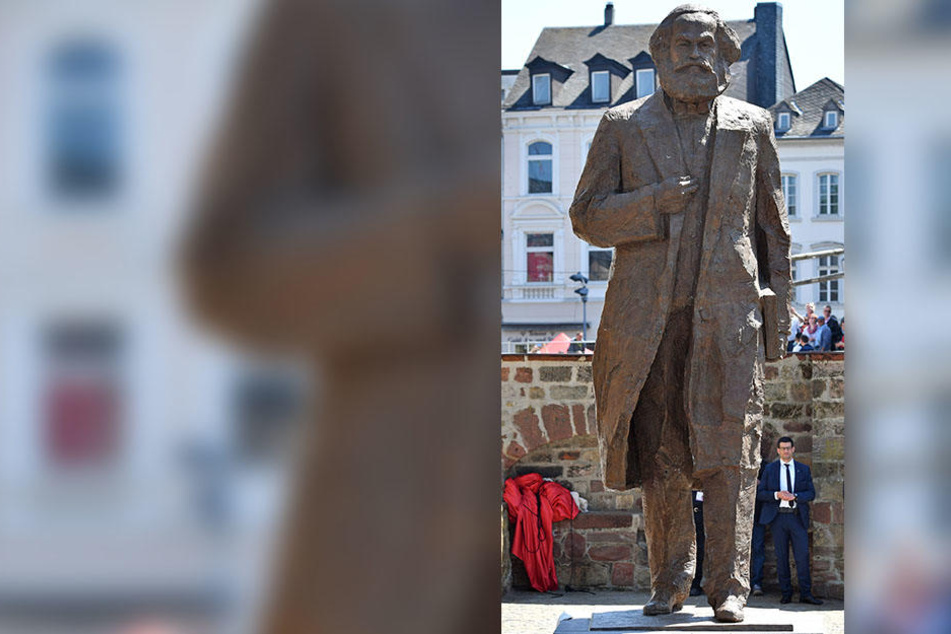 Die 2,3 Tonnen schwere und 4,40 Meter grosse Bronzestatue des chinesischen Künstlers Wu Weishan ist ein Geschenk der Volksrepublik China an die Stadt Trier zum 200. Geburtstag des in Trier geborenen Karl Marx.