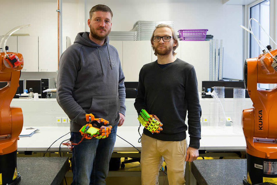 Die beiden Studenten mit ihrer "Exohand": bisher testeten die Frank Schmidt und Michael Sanne nur an sich selbst.