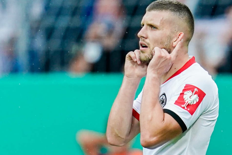 Im DFB-Pokal gegen Waldhof Mannheim (Foto) war Ante Rebic mit seinen drei Toren noch der Match-Winner. In der Europa League gegen Straßburg wurde der Stürmer nach schwacher erster Halbzeit ausgewechselt.