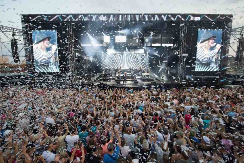 12 000 Fans vor der Bühne und nochmal so viele auf den Elbwiesen feiern bei jedem der vier Kaiser-Konzerte ihren Star.