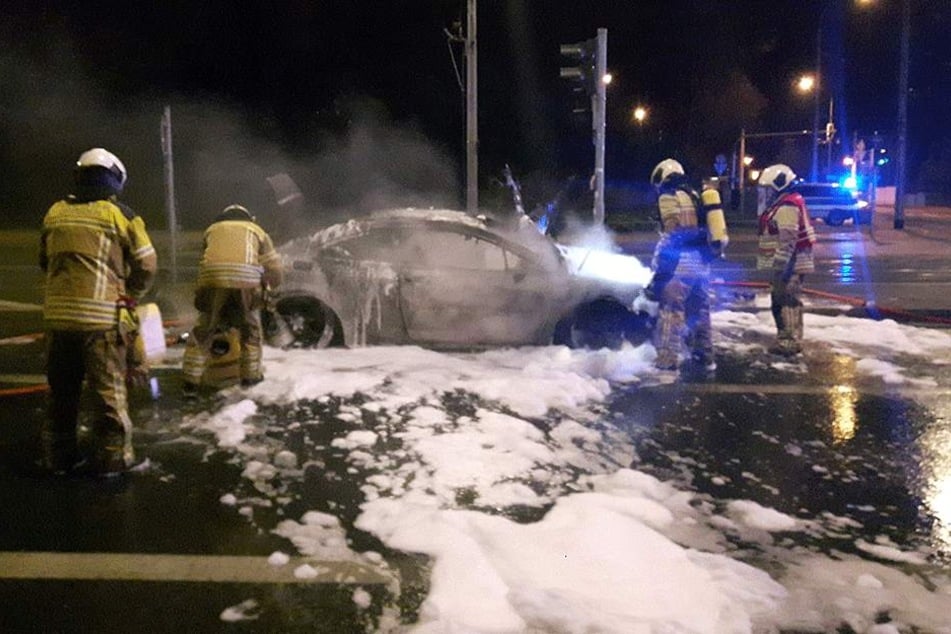 Die Feuerwehr aus Striesen nutzte ein Stahlrohr zum Löschen des Peugeots.