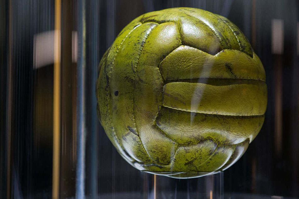 Einer der Endspielbälle ist im Deutschen Fußballmuseum in Dortmund ausgestellt.