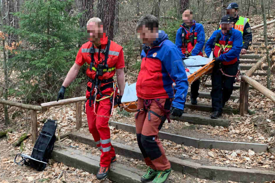 Kameraden der Bergwacht und des Rettungsdienstes transportieren die Leiche der Frau (72) ab. Trotz Reanimation verstarb sie nach dem Absturz noch vor Ort.