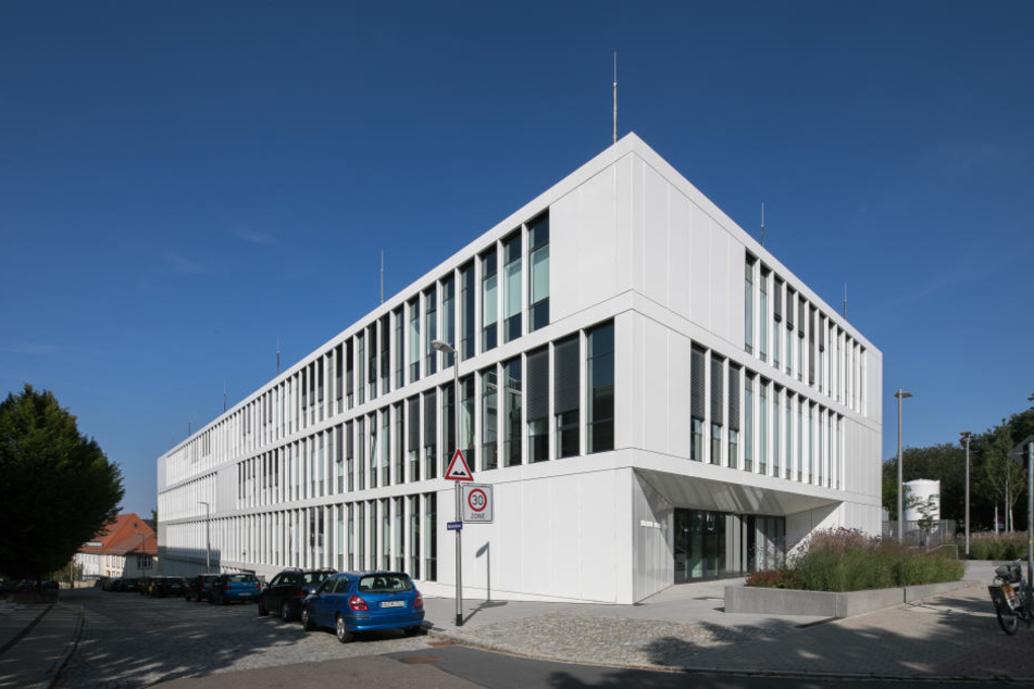 Investiert wurde u.a. in Hochschulen - etwa in den Neubau des Instituts für angewandte Physik der TU Dresden.