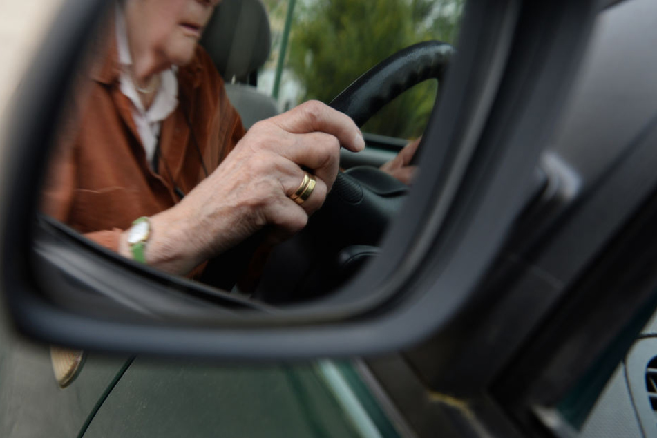 Eine 80-Jährige hat in Meiningen die Pedale verwechselt und einen Auffahrunfall gebaut.
