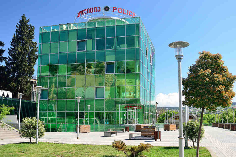 Im Polizeipräsidium in Tiflis wird der mutmaßliche Täter verhört.