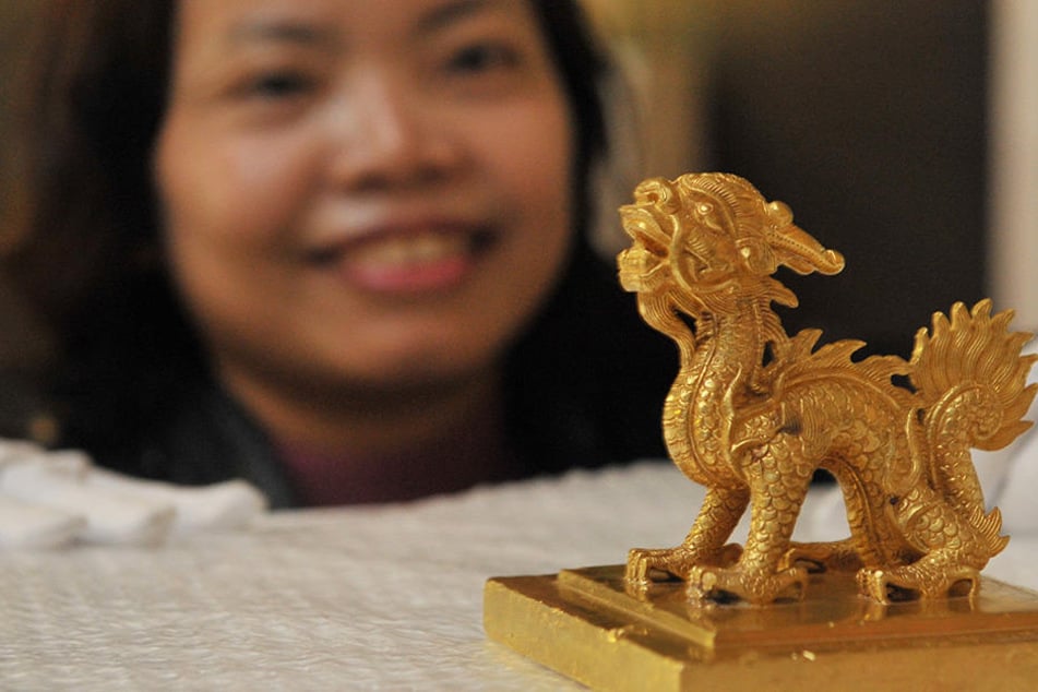 Dinh Quynh Hoa, Historikerin am Nationalmuseum für Geschichte Vietnams, mit
dem Goldenen Siegelstempel des Kaisers Minh Mang von 1827.