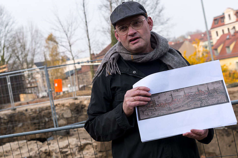 Thomas Westphalen (59) vom Landesamt für Archäologie zeigt eine historische Darstellung von Görlitz. Der Turm wurde wahrscheinlich im späten 15. Jahrhundert vor der Stadtmauer gebaut.
