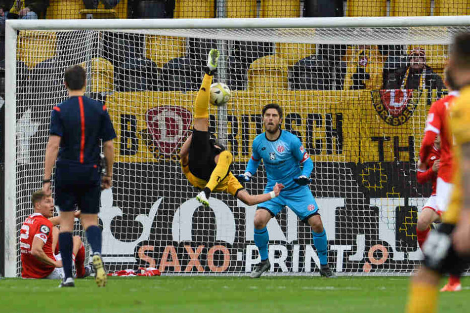 Pascal Testroet bei seinem traumhaften Fallrückzieher im Spiel gegen den FSV Mainz 05 II.