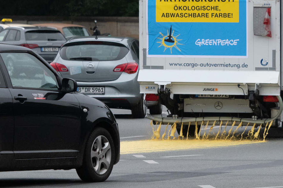 Auch aus Lastwagen wurde die Farbe auf den Großen Stern abgelassen.