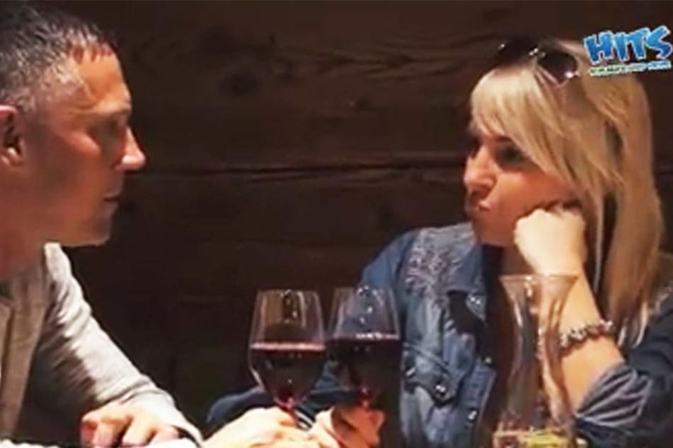 Während Linda Feller (51) von "bittersüßen Tränen" singt, flirtet Ehemann Andreas Schmid (55) an der Bar mit einer Blondine.