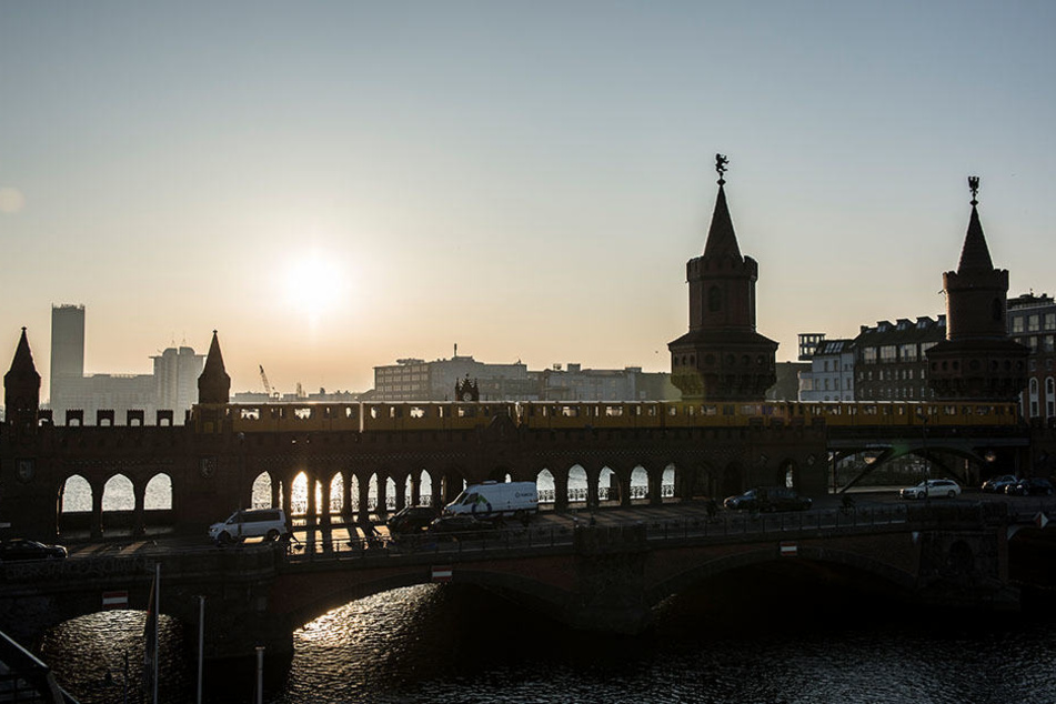 Sonnenaufgang über der Oberbaumbrücke.