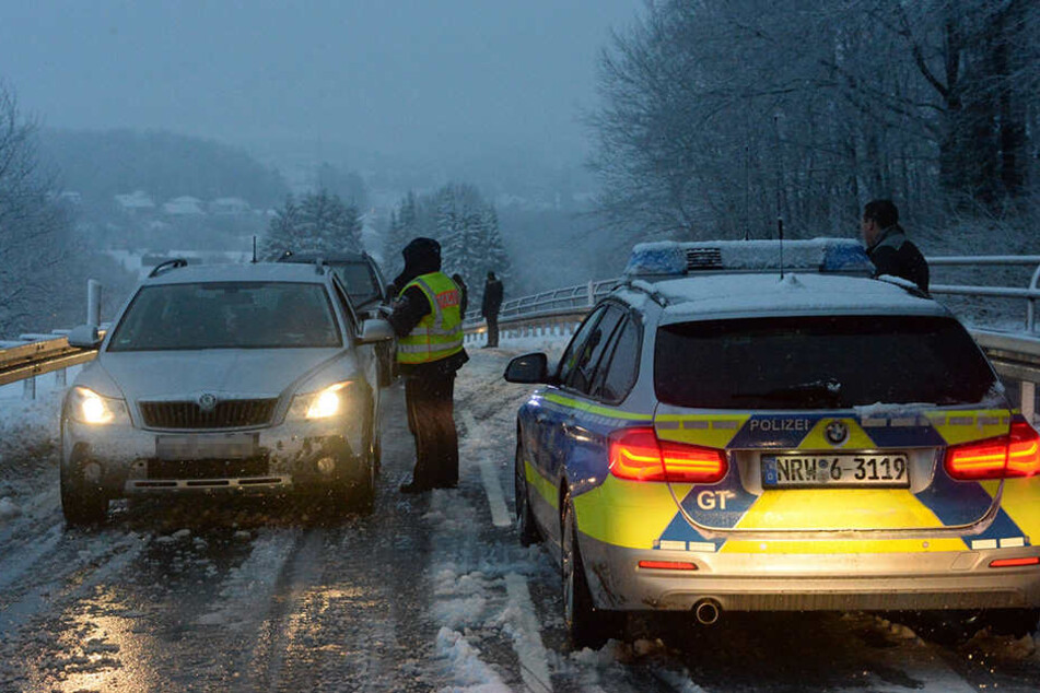 Die Polizei stoppte die Autofahrer, die weiter wollten.