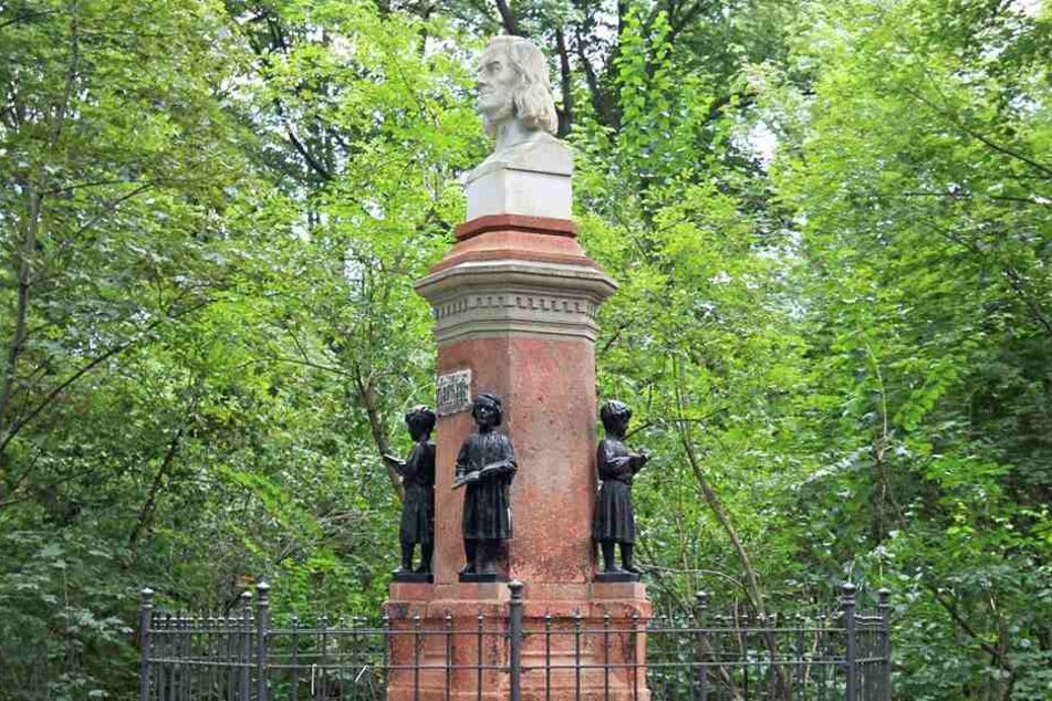 Die vier Chorknaben stehen nicht mehr an dem Denkmal.