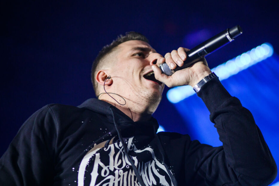 Mit seinen Texten kann sich die Gruppe junger Leute gar nicht anfreunden: Rapper Gzuz.