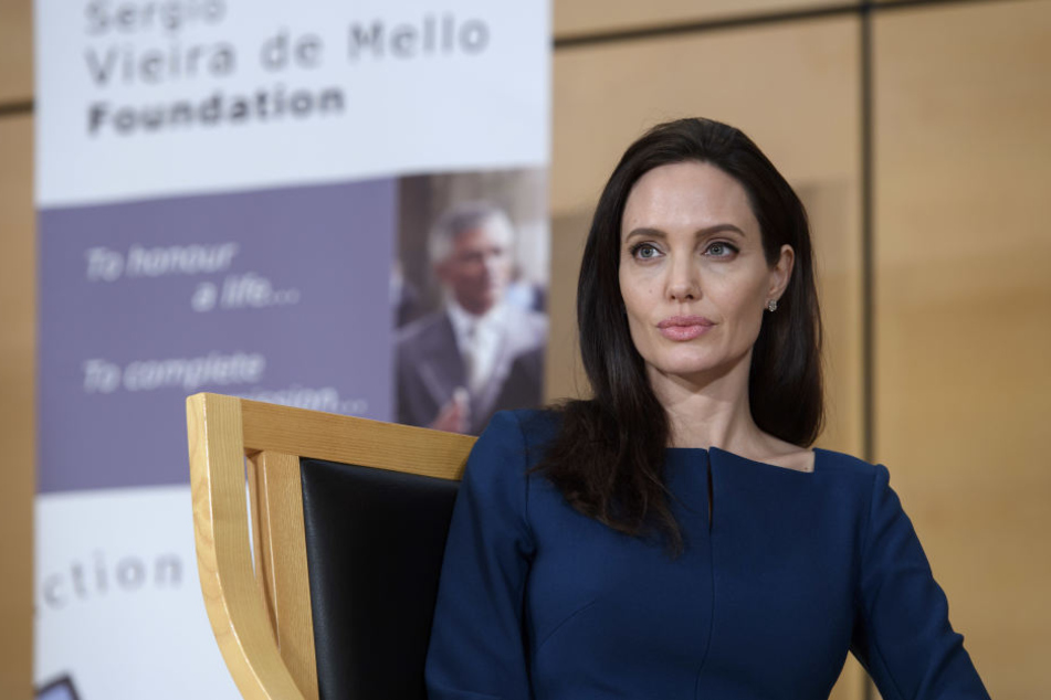 Angelina Jolie gab jetzt zu, das nach der Trennung ihr halbes Gesicht gelähmt war.