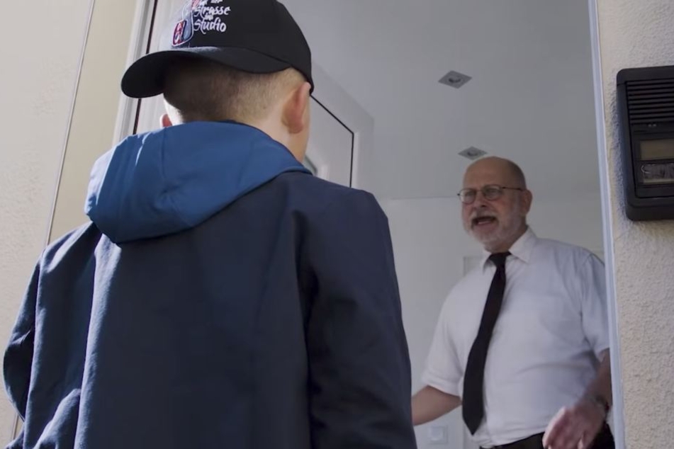 Der strenge Vater akzeptiert Artur nicht als Freund seiner Tochter und weist ihn ab.