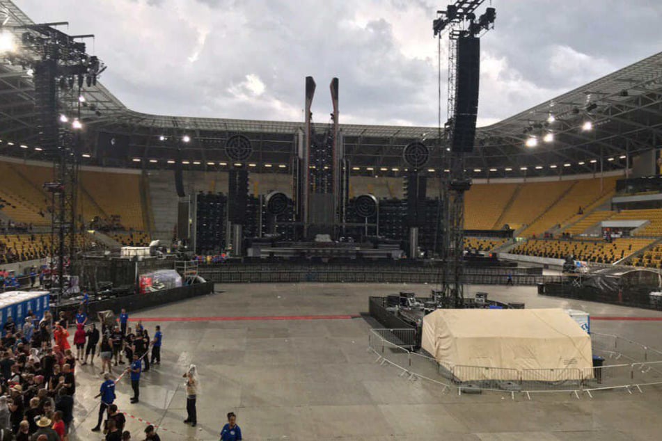 Der gesperrte Innenbereich vor der Bühne. Nach dem das Unwetter weiterzog, konnten die Fans zurück.
