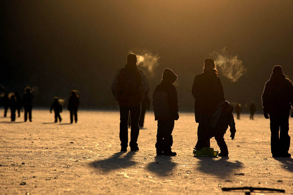 Die Polizei warnt davor die Eisflächen zu betreten. (Symbolbild)