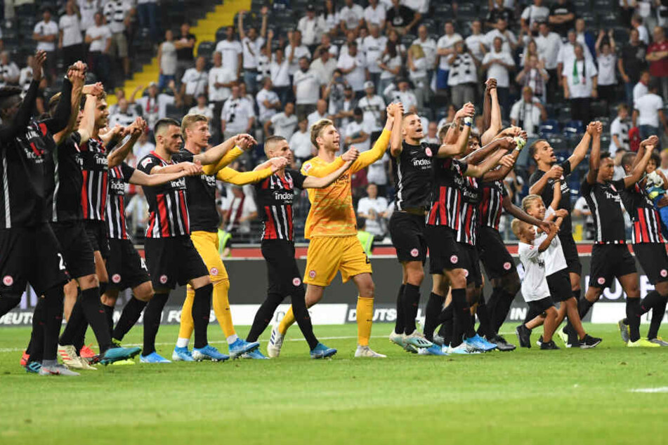 Die Spieler von Eintracht Frankfurt feiern am 1. August den Sieg gegen den FC Flora Tallinn in der Europa League.