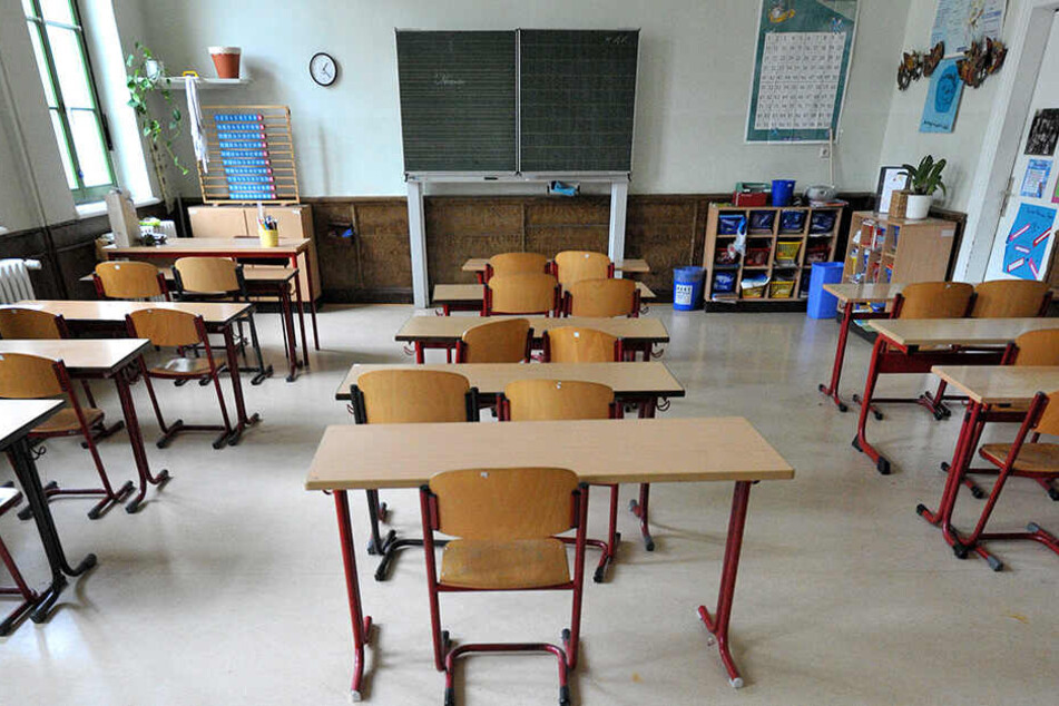 Pädagogen schieben Überstunden, weil Lehrer fehlen. Auch die Bezahlung sei zu schlecht, sagt die Gewerkschaft - und rief zu ersten Warnstreiks an Schulen auf. Weitere sollen folgen. (Symbolbild)