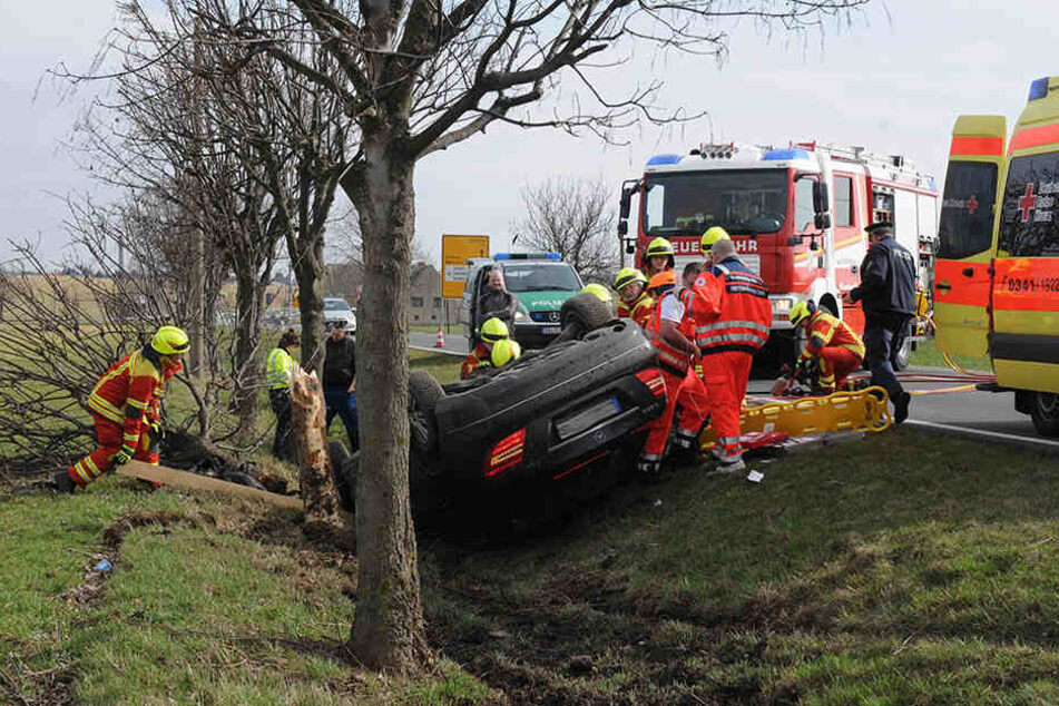 Der Mercedes-Fahrer kam nach links von der Fahrbahn ab, prallte gegen einen Baum.