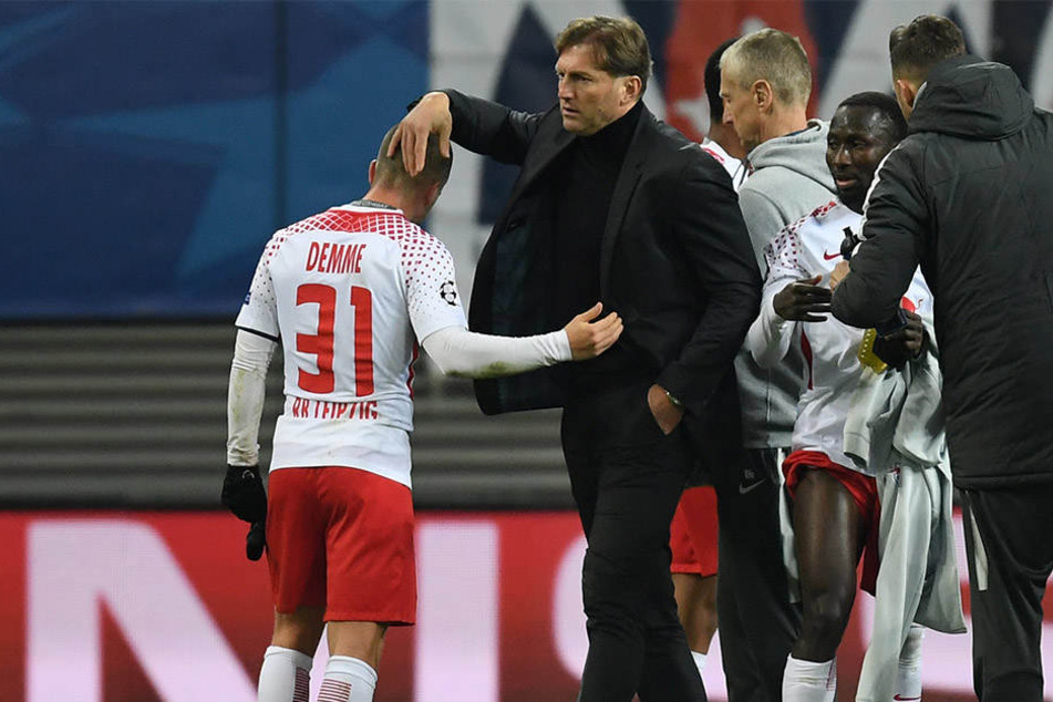 RB-Trainer Ralph Hasenhüttl tröstet Mittelfeldspieler Diego Demme nach der Niederlage gegen Besiktas Istanbul.