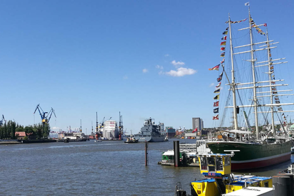 Über dem Hamburger Hafen ist der Himmel fast wolkenlos.