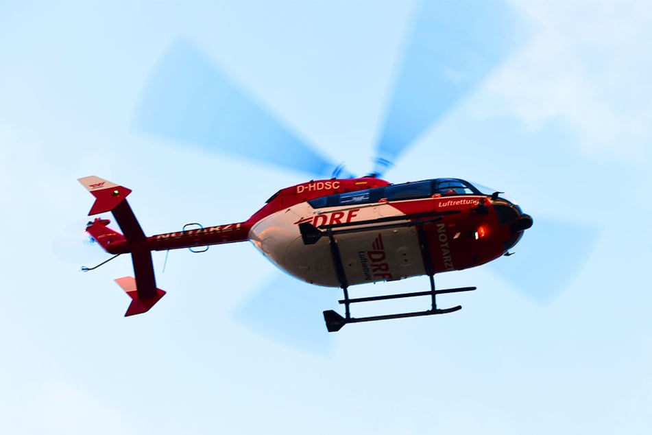 Mit einem Rettungshubschrauber musste die lebensbedrohlich verletzte 21-Jährige ins Krankenhaus gebracht werden. (Symbolbild)