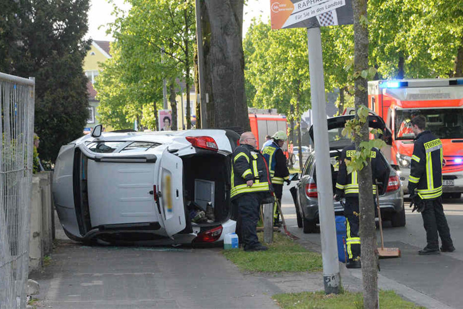 Der Vauxhall schleuderte nach dem Crash auf den Bürgersteig.