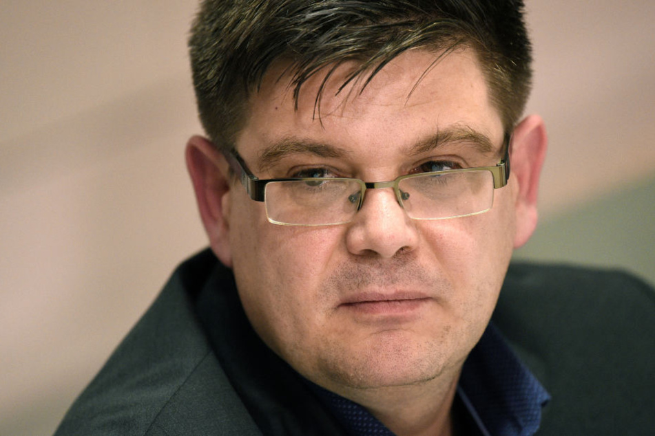 Berlins Regierender Bürgermeister Michael Müller (SPD) will den wegen seiner Stasi-Vergangenheit umstrittenen Berliner Bau-Staatssekretär Andrej Holm (46, parteilos) entlassen.