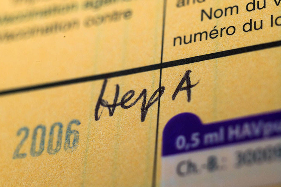 In einem Impfpass wird auf eine Impfung gegen Hepatitis A hingewiesen.