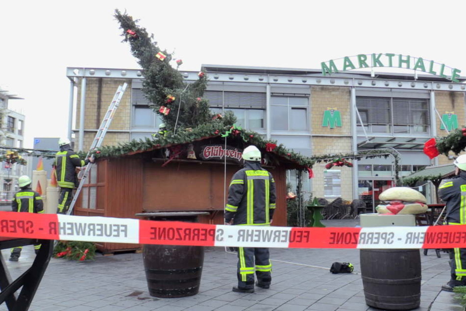 Die Feuerwehr richtete den Weihnachtsbaum wieder auf.