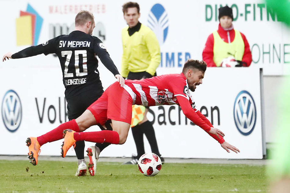 Alexandros Kartalis geht im Spiel gegen Meppen zu Boden. Am Montag ist er wegen der 5. Gelben Karte gesperrt.
