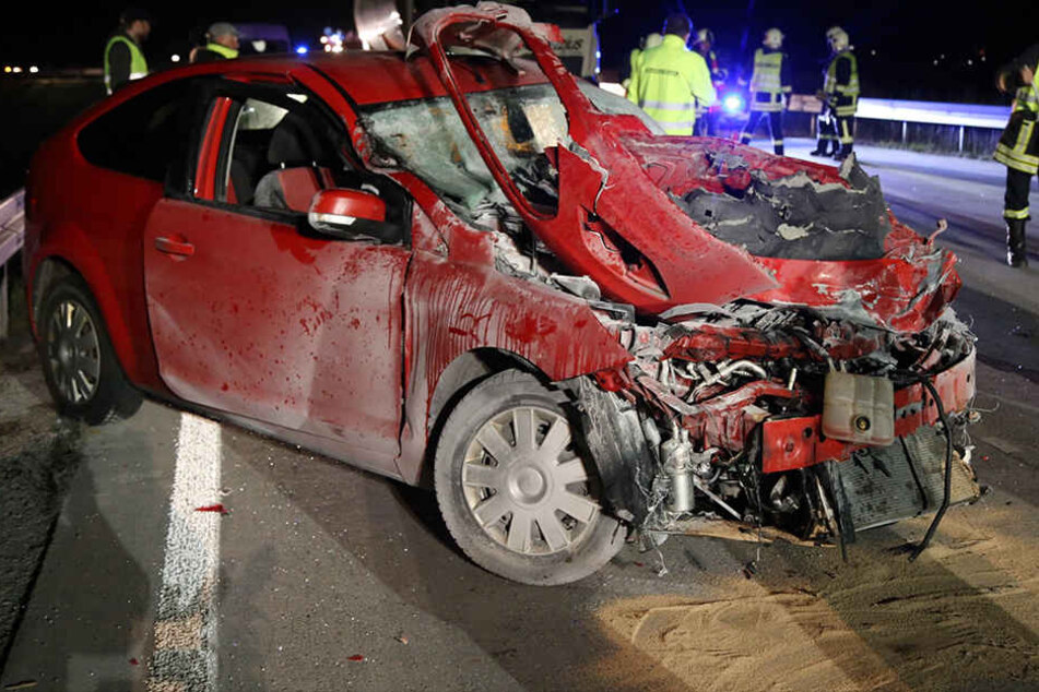 Der Ford fing nach dem Unfall im Motorraum Feuer.