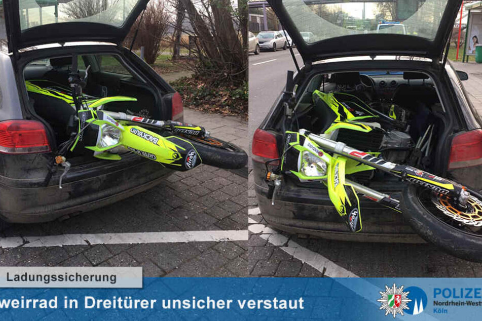 Das Motocross-Bike ragte etwa einen Meter aus der geöffneten Heckklappe heraus.