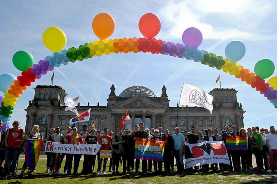 Unter blauen Himmel und strahlenden Sonnenschein demonstrieren Aktivisten vor dem Reichstag in Berlin für eine offene und respektvolle Gesellschaft.