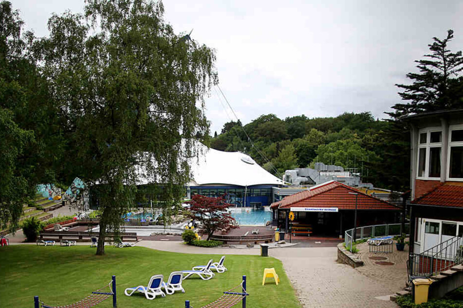 Im Sommer 2018 hatten acht Jugendliche in der Nähe dieses Freibads in Velbert eine 13-Jährige vergewaltigt (Archivbild).