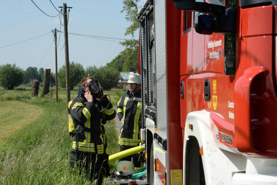 Zwei Feuerwehrleute rüsteten sich mit Atemschutzmasken aus.