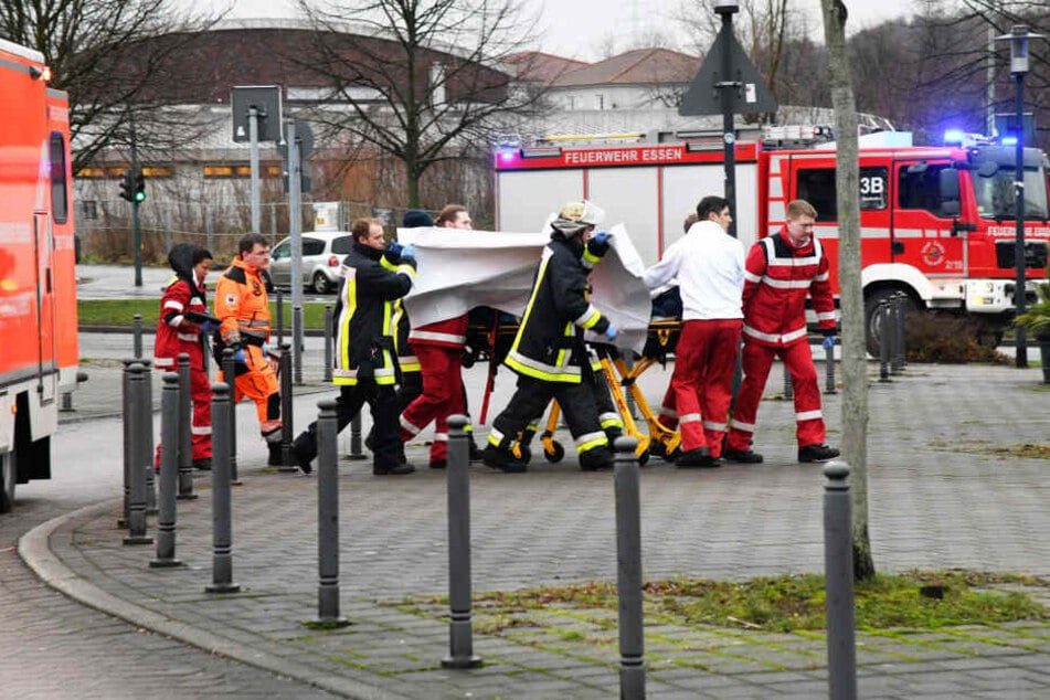 Polizisten fanden den Jugendlichen wenig später im Gleisbett des Bahntunnels. Er wurde in ein Krankenhaus gebracht.
