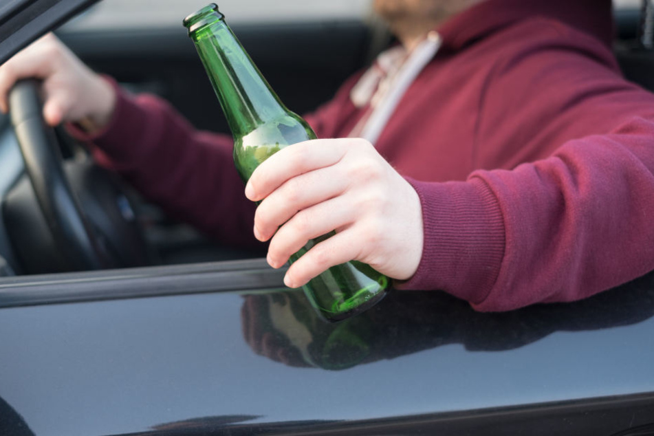 Vor seinem Fahrtende an einem Baum verursachte der alkoholisierte Fahrer wohl noch einen weiteren Unfall (Symbolbild).