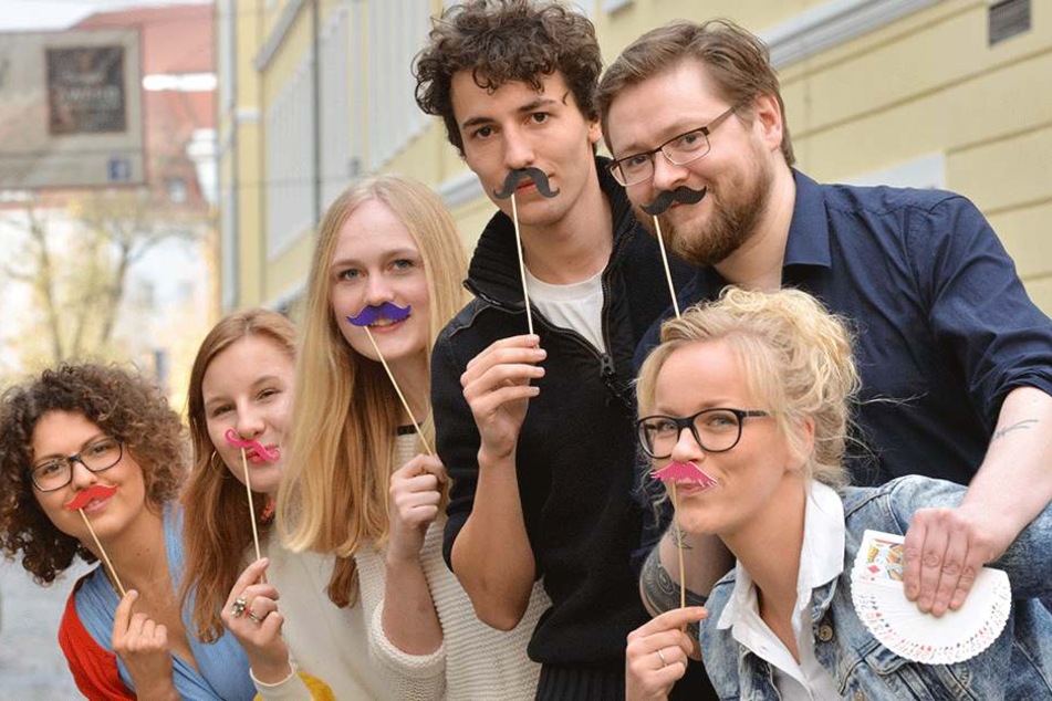 Die Medizinstudenten Marlene (23, v.l.), Martha (23), Frieda (22) und Marvin (22), Mentalist Nico Haupt (39) und Wett-Halterin Janine Teetz (29) zeigen schon mal Bart.